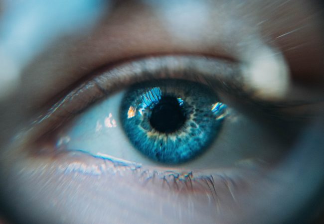 Derfor bør du bruge eye patches under dine øjne